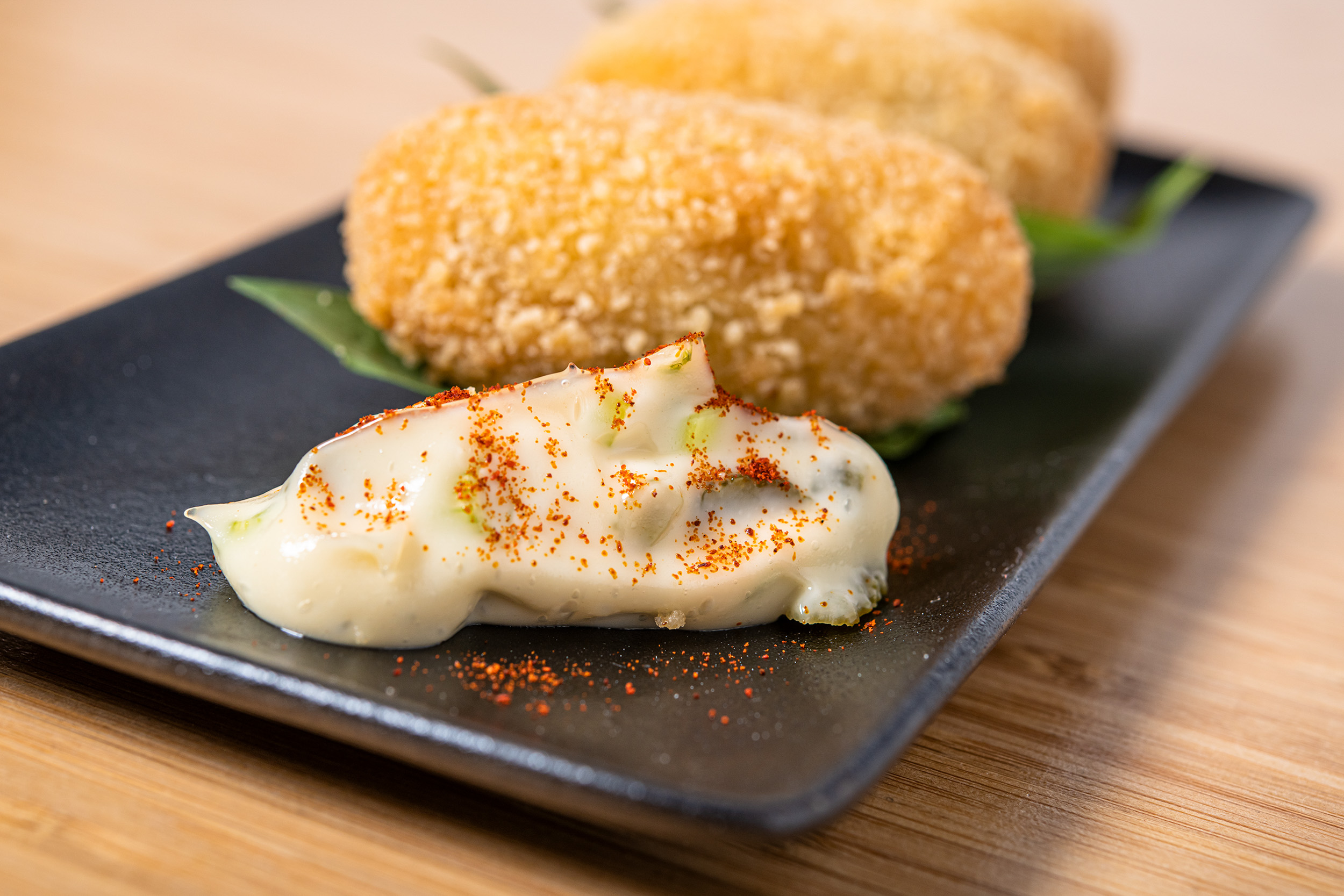 Croquettes au jambon et fromage avec sauce marinara