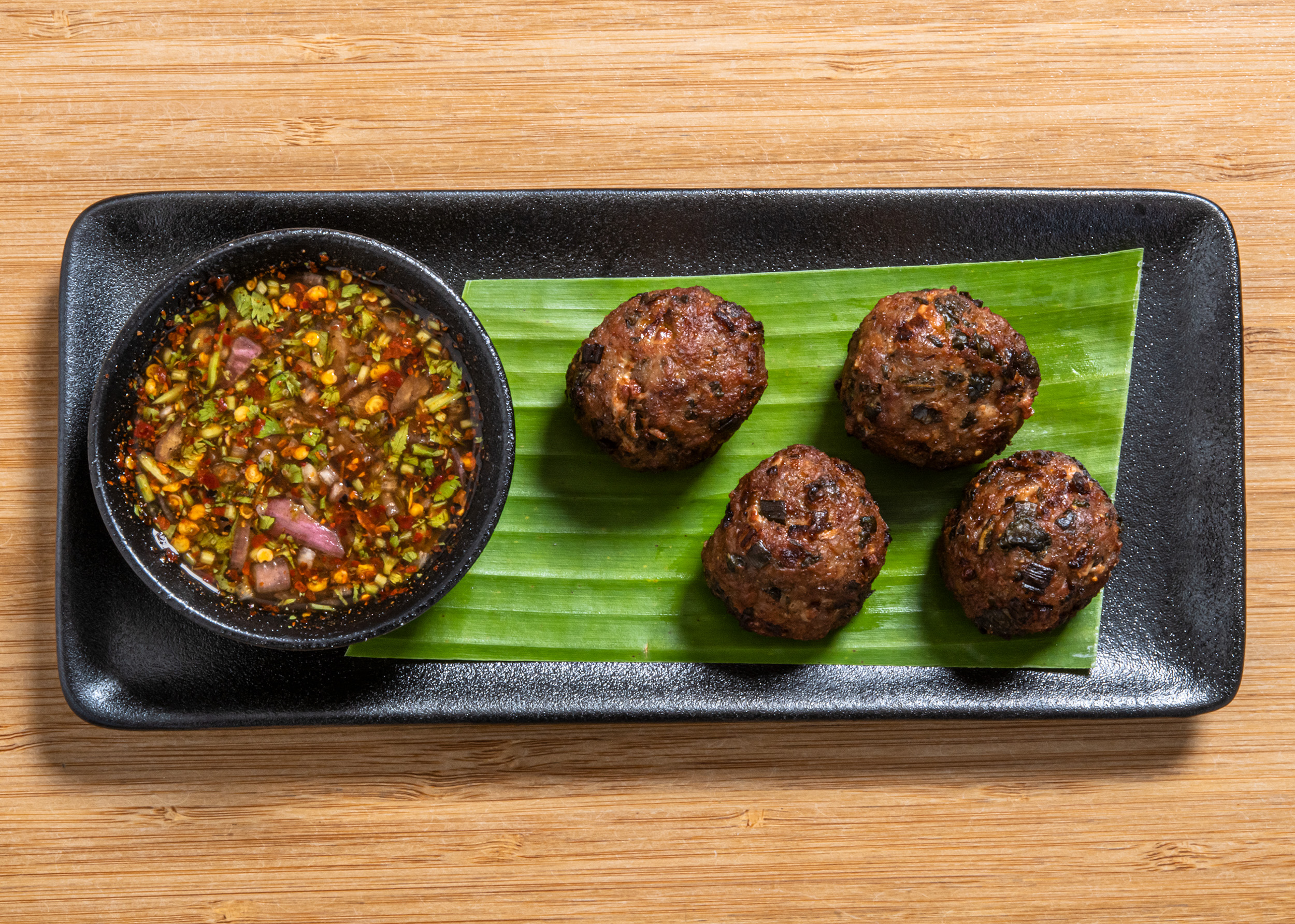 Boulettes de poulet aux herbes Thaï et sauce au tamarin